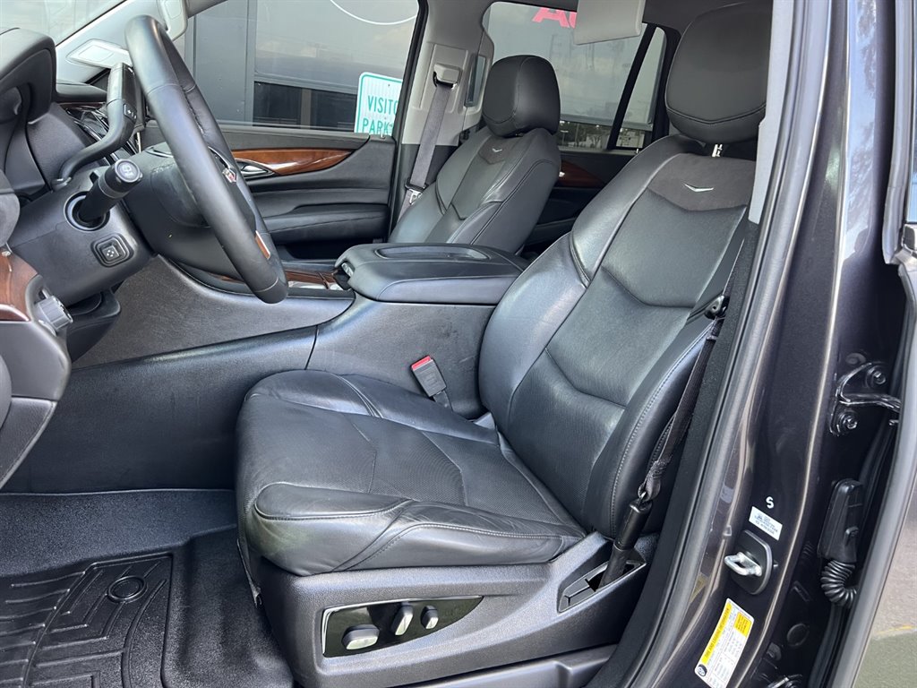 2017 Cadillac Escalade Luxury photo