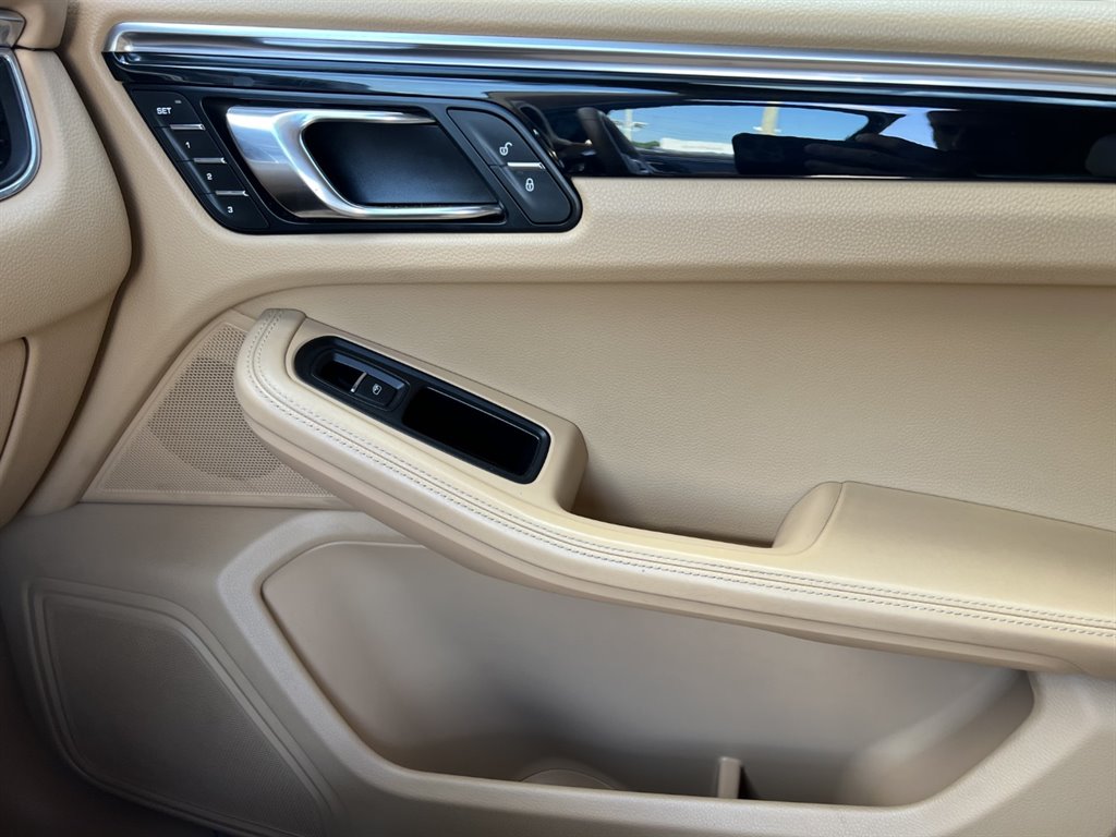 2016 Porsche Macan S photo