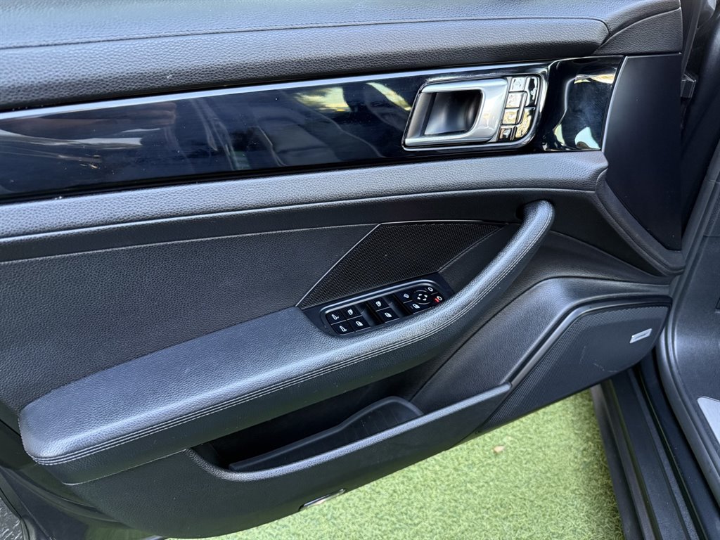 2018 Porsche Panamera  photo