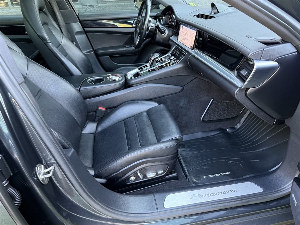 2018 Porsche Panamera  photo