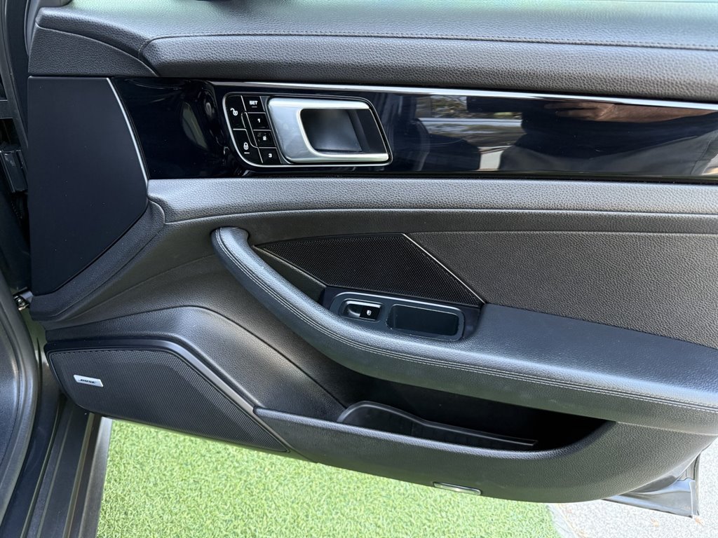 2018 Porsche Panamera  photo