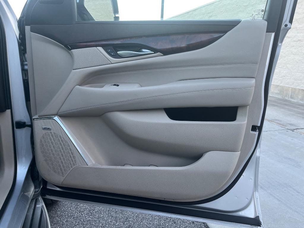 2016 Cadillac Escalade ESV Luxury photo