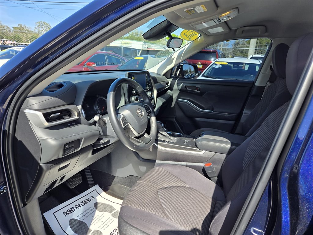 2022 Toyota Highlander LE photo
