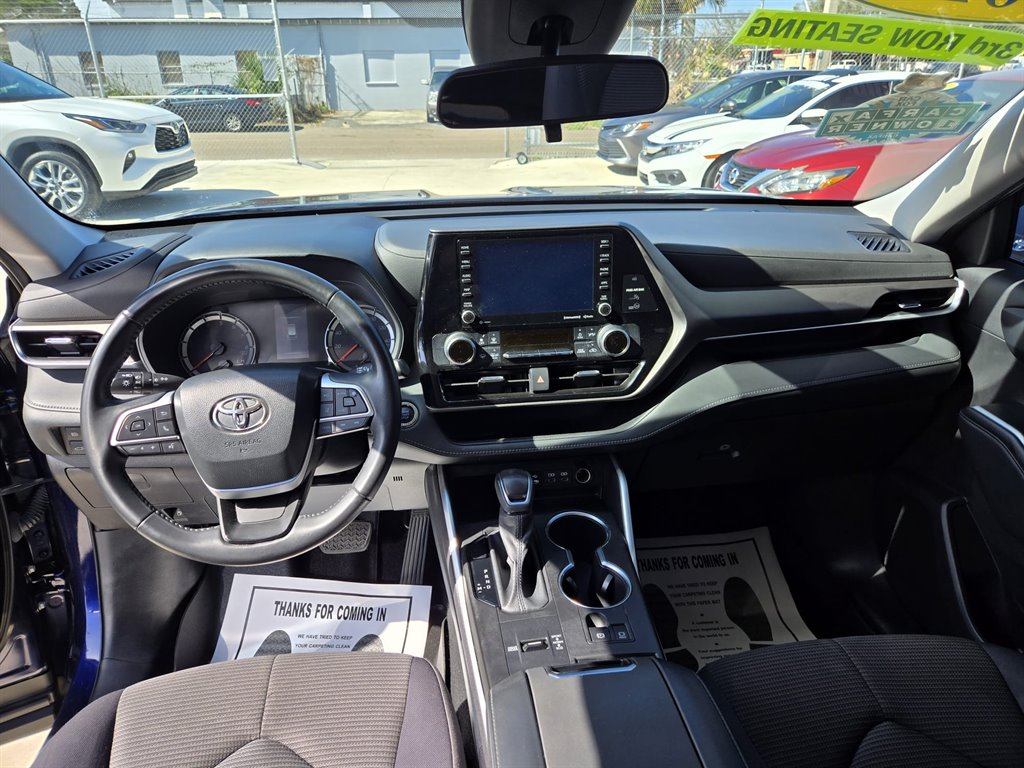 2022 Toyota Highlander LE photo
