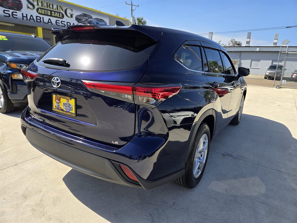 2022 Toyota Highlander LE photo