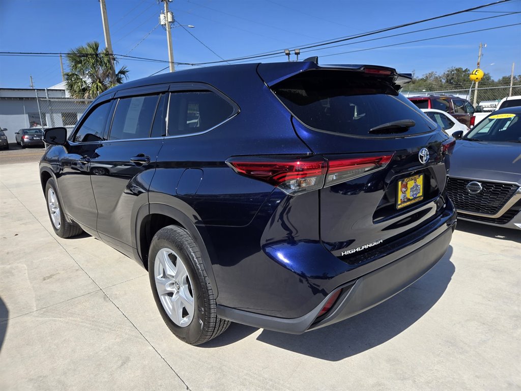 2022 Toyota Highlander LE photo