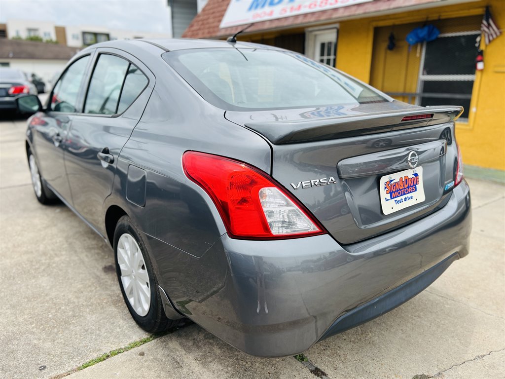 2016 Nissan Versa SV photo