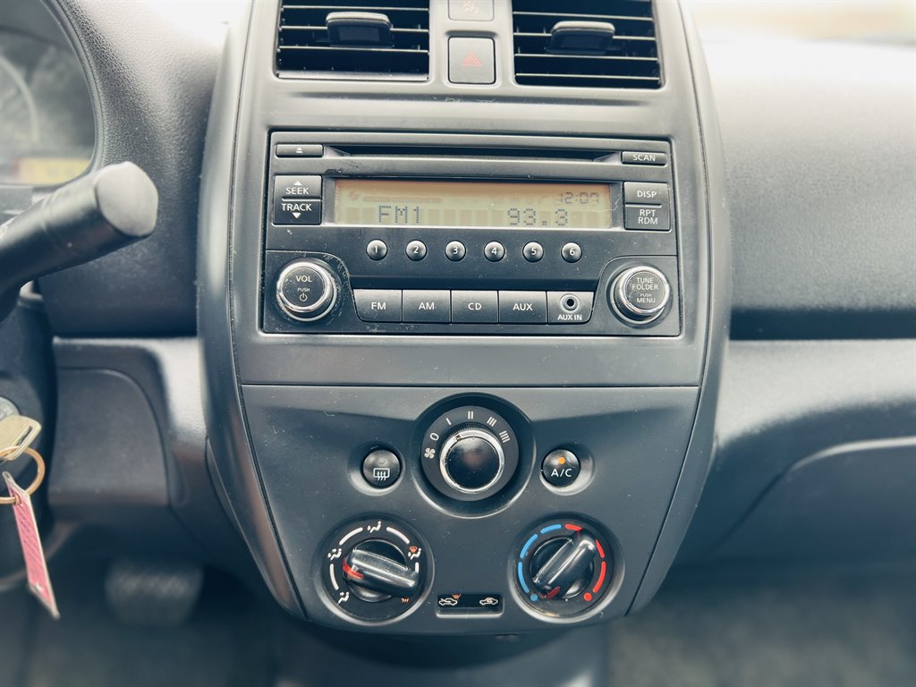 2016 Nissan Versa SV photo
