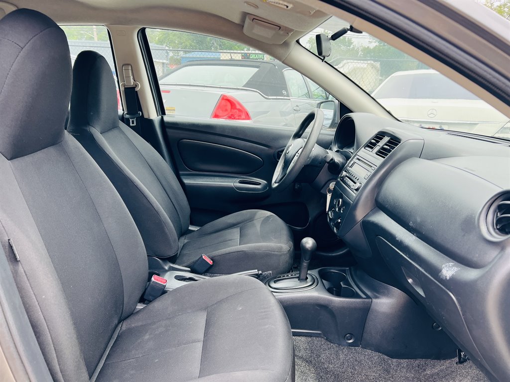 2016 Nissan Versa SV photo