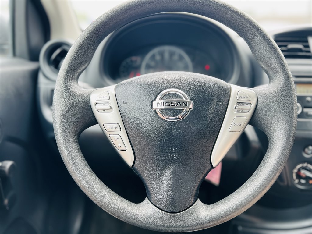 2016 Nissan Versa SV photo
