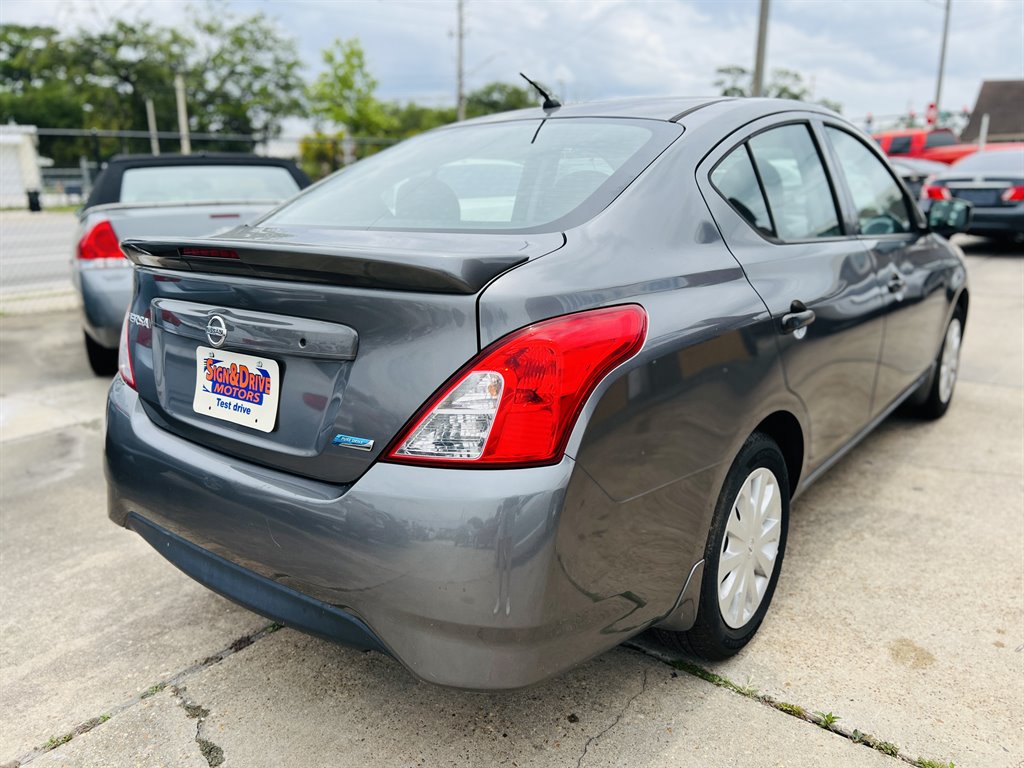 2016 Nissan Versa SV photo