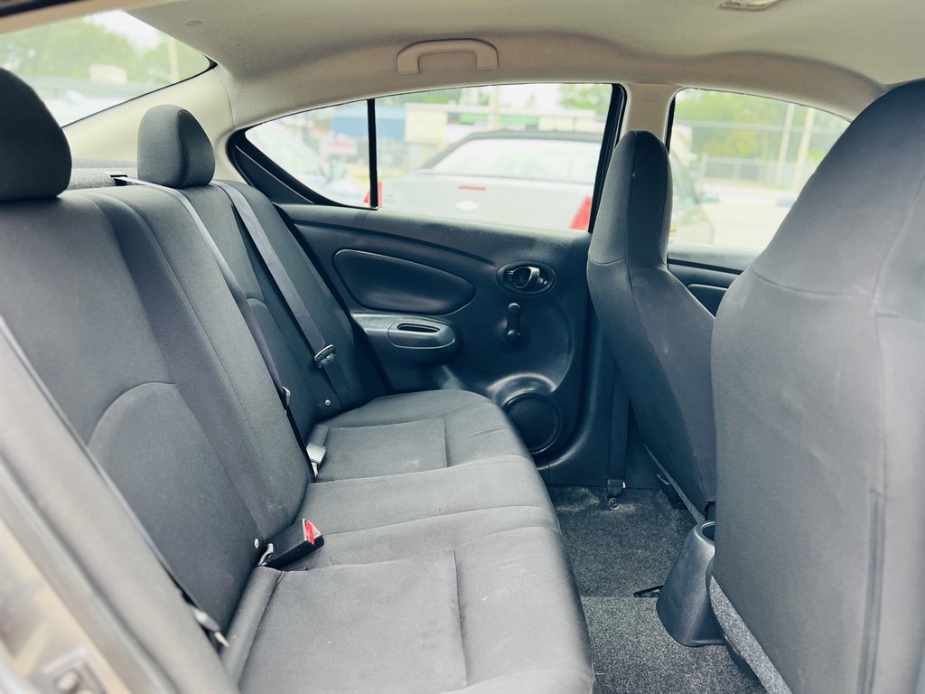 2016 Nissan Versa SV photo