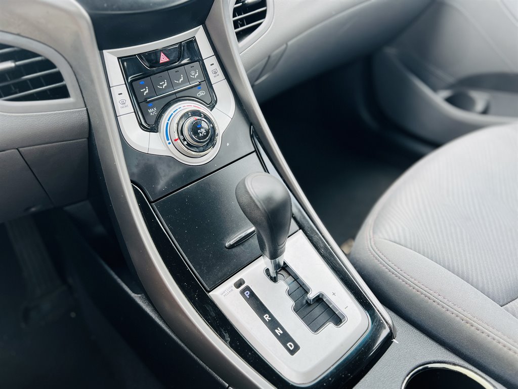 2012 Hyundai Elantra GLS photo