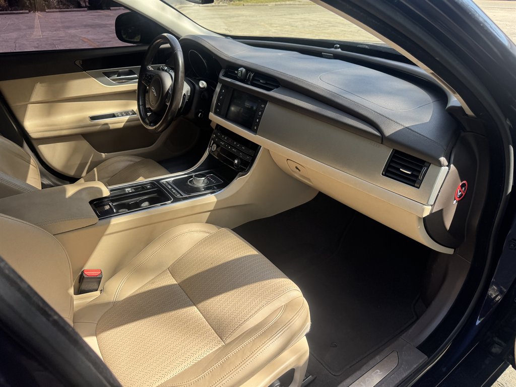 2016 Jaguar XF Prestige photo