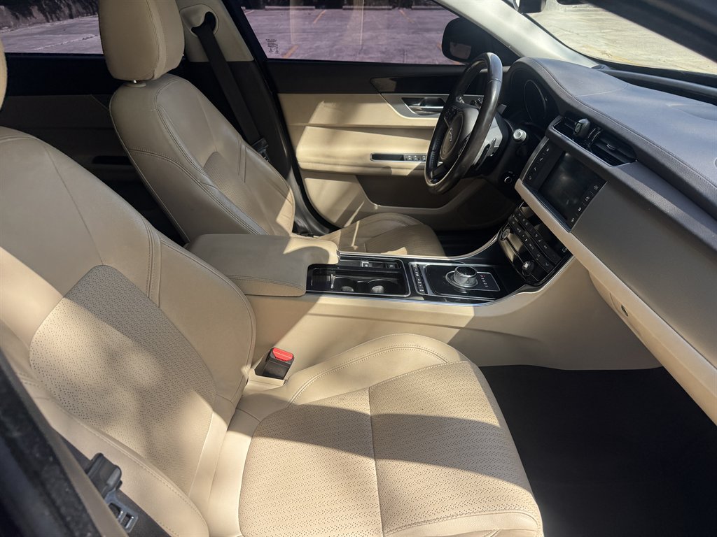 2016 Jaguar XF Prestige photo