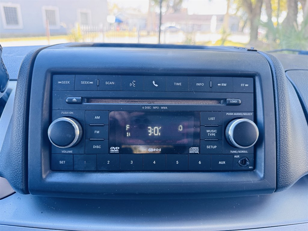 2011 Volkswagen Routan - $7,990