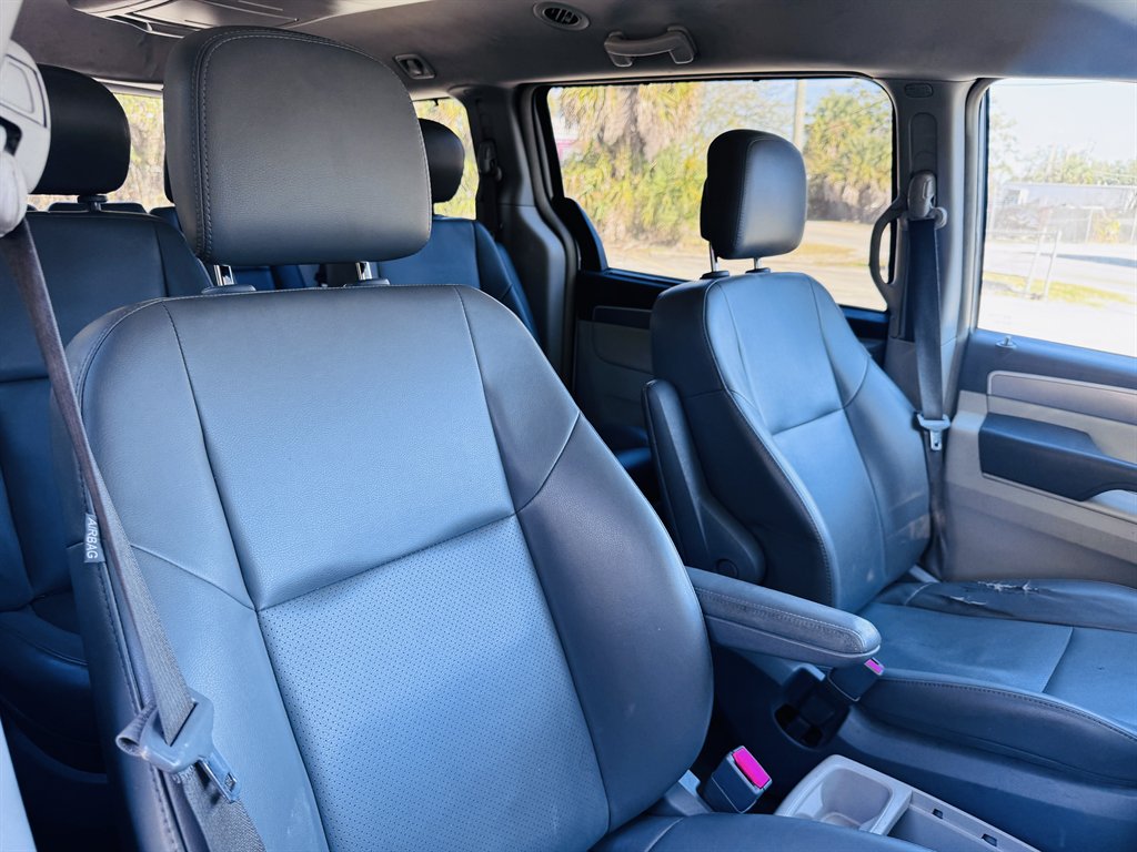 2011 Volkswagen Routan - $7,990