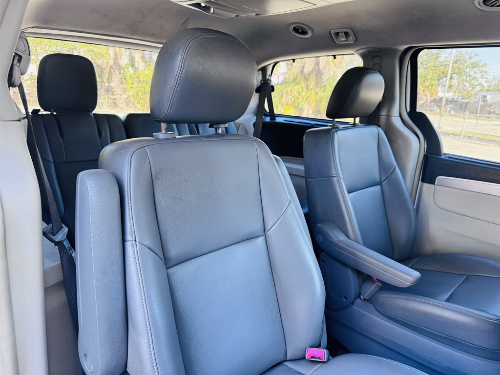 2011 Volkswagen Routan - $7,990