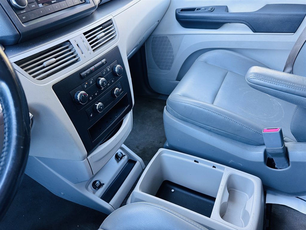2011 Volkswagen Routan - $7,990