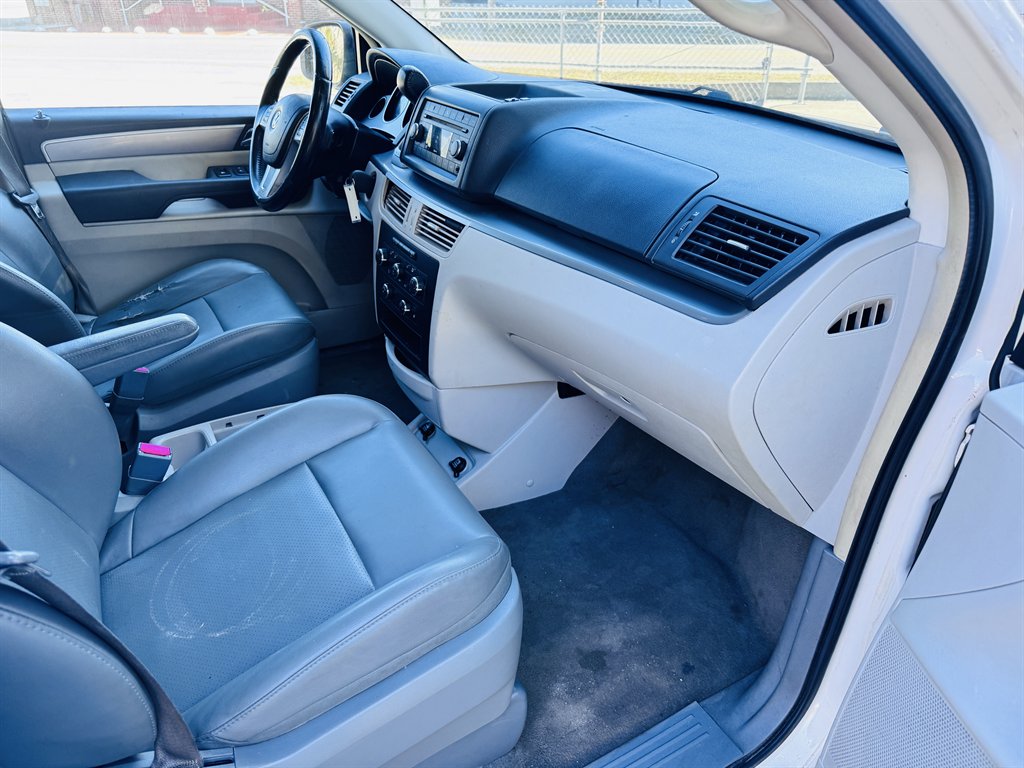 2011 Volkswagen Routan - $7,990