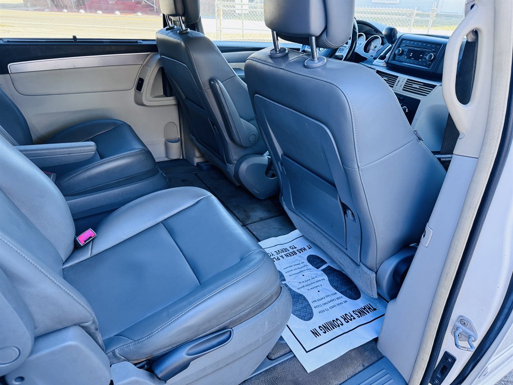 2011 Volkswagen Routan - $7,990