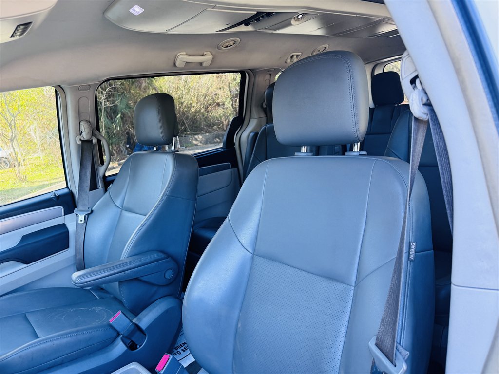 2011 Volkswagen Routan - $7,990