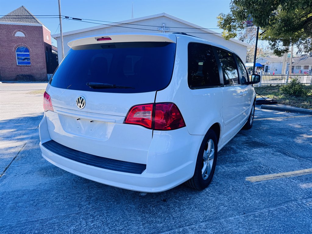 2011 Volkswagen Routan - $7,990
