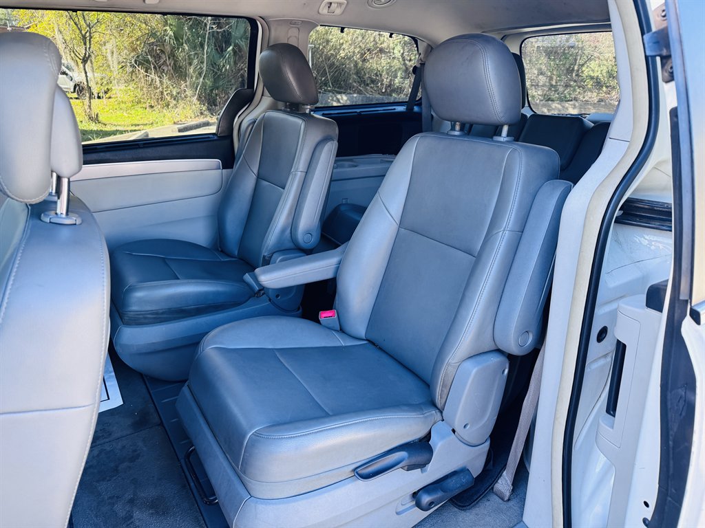 2011 Volkswagen Routan - $7,990