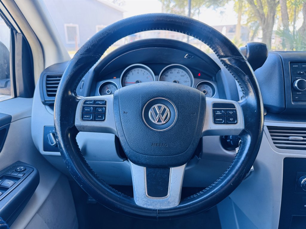 2011 Volkswagen Routan - $7,990