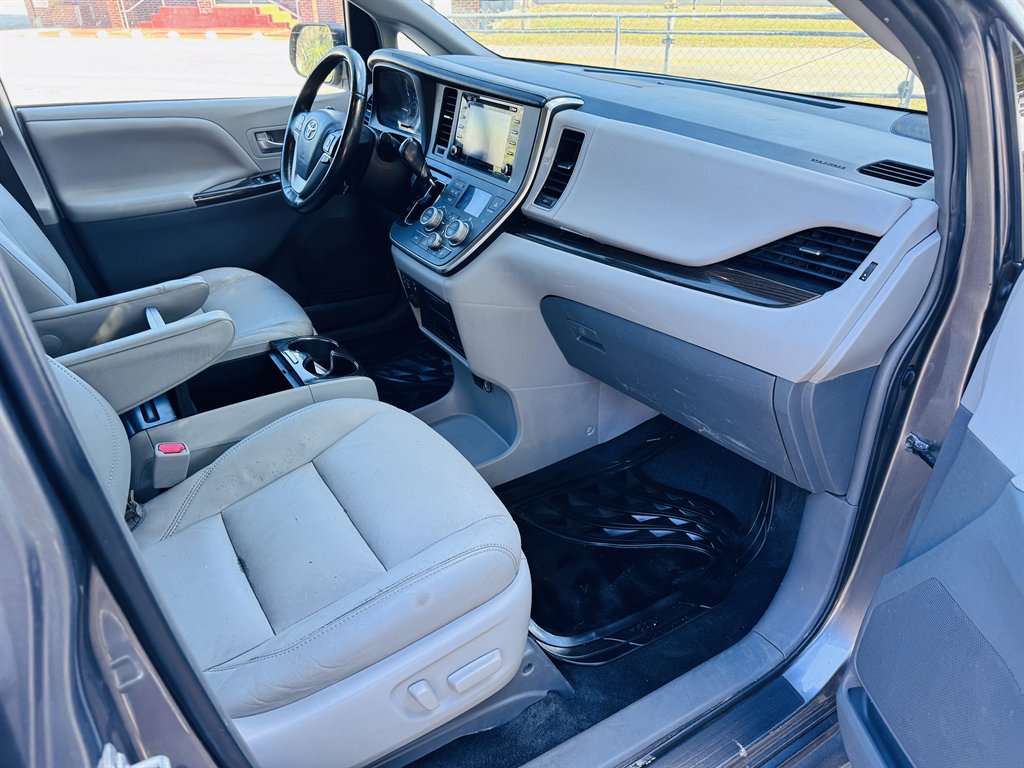 2018 Toyota Sienna - $22,990