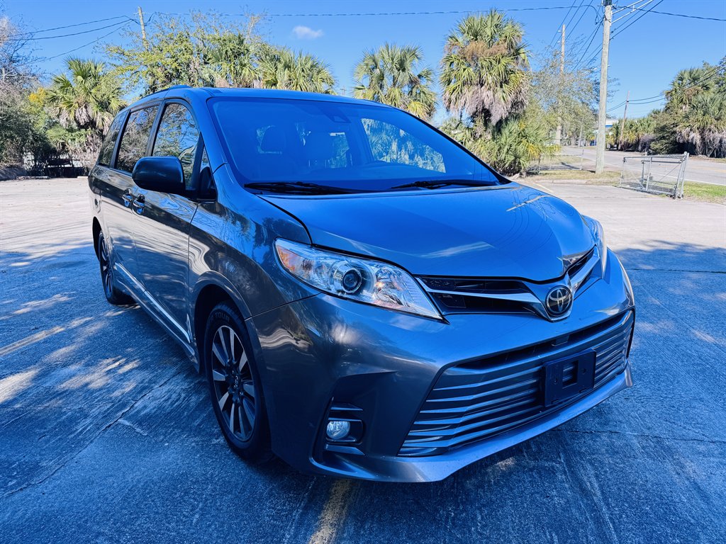 2018 Toyota Sienna - $22,990