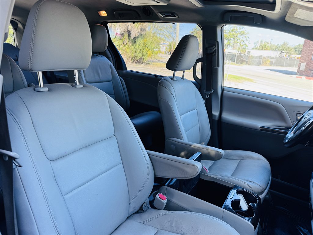 2018 Toyota Sienna - $22,990