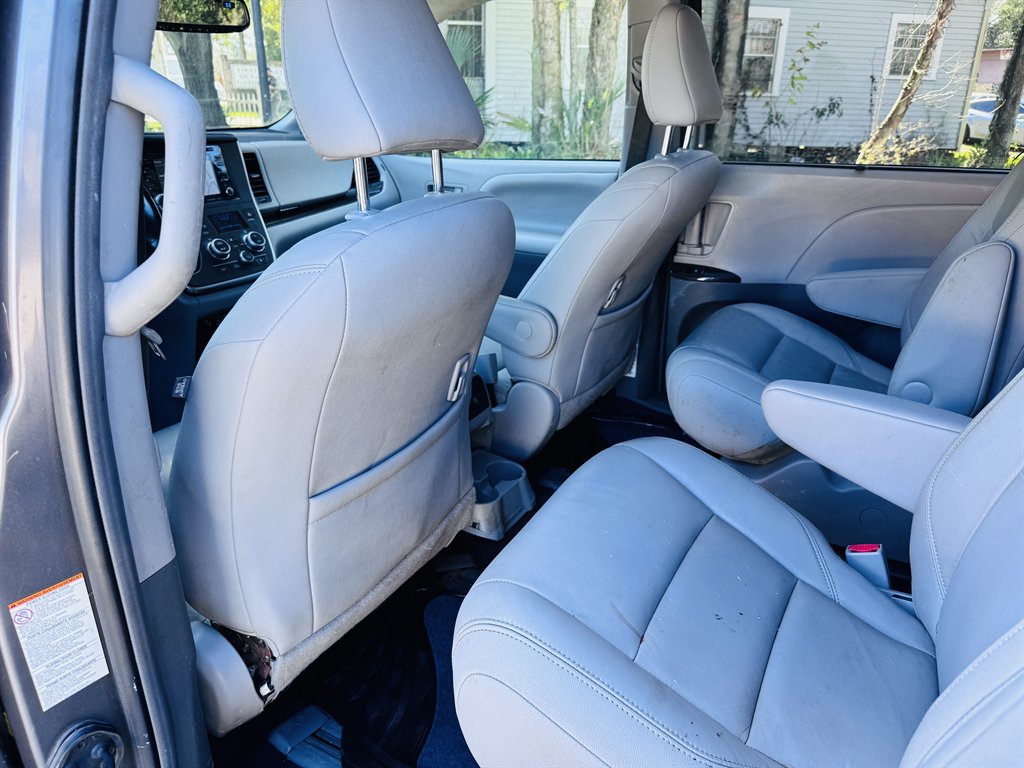 2018 Toyota Sienna - $22,990