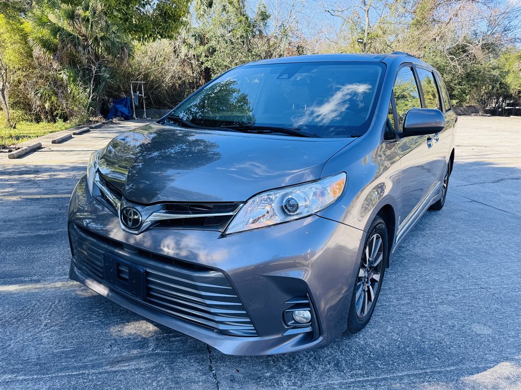 2018 Toyota Sienna - $22,990