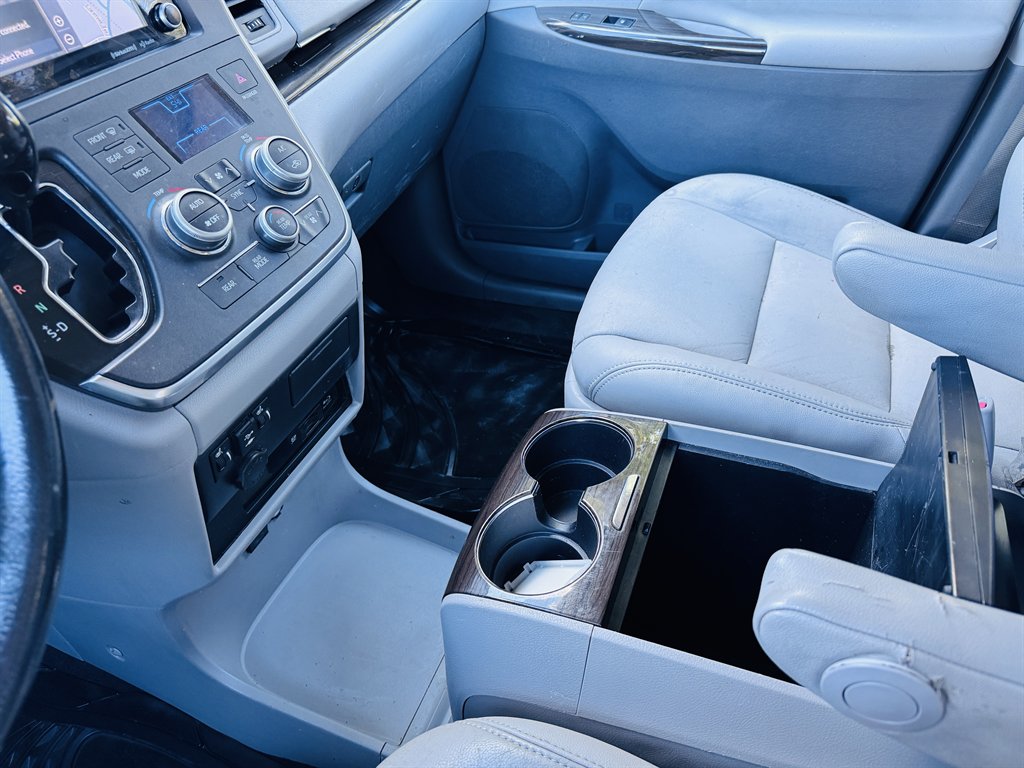 2018 Toyota Sienna - $22,990