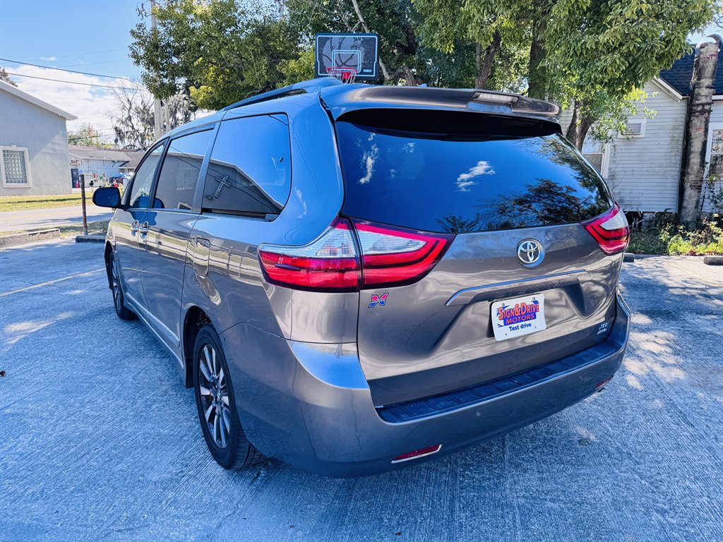 2018 Toyota Sienna - $22,990