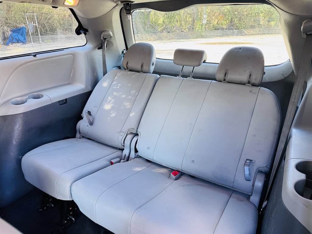 2018 Toyota Sienna - $22,990