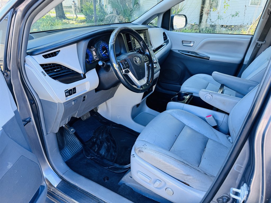 2018 Toyota Sienna - $22,990