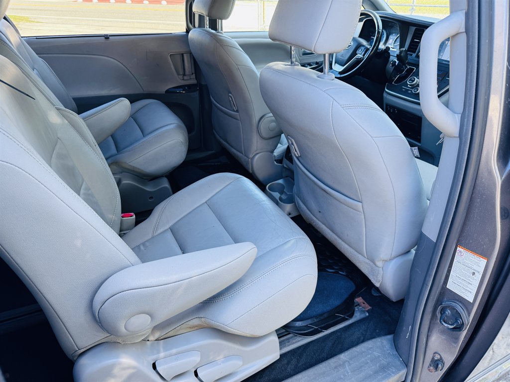 2018 Toyota Sienna - $22,990