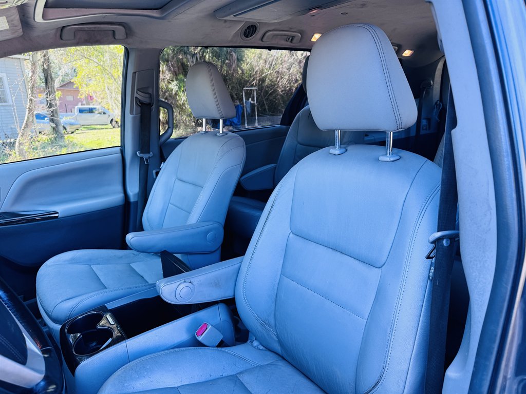 2018 Toyota Sienna - $22,990