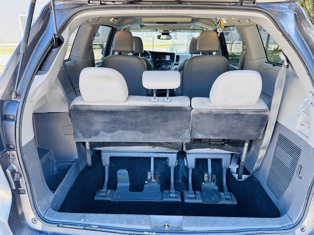 2018 Toyota Sienna - $22,990