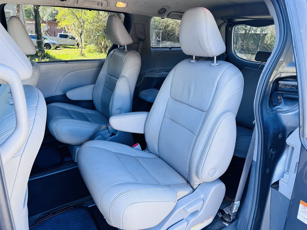 2018 Toyota Sienna - $22,990