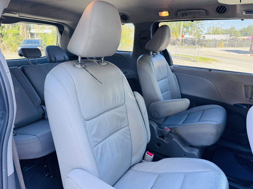 2018 Toyota Sienna - $22,990