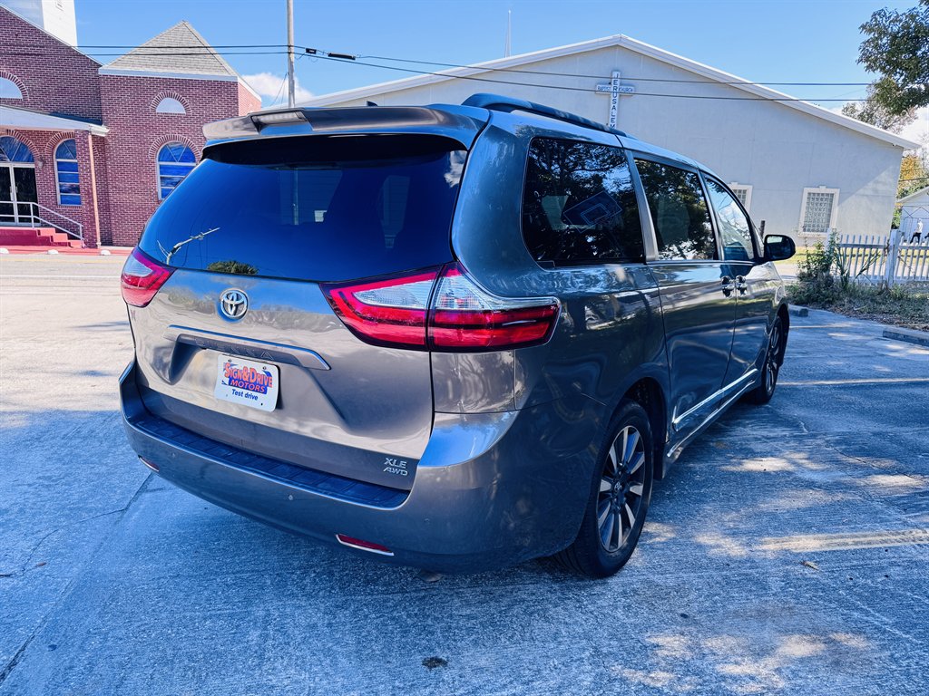2018 Toyota Sienna - $22,990
