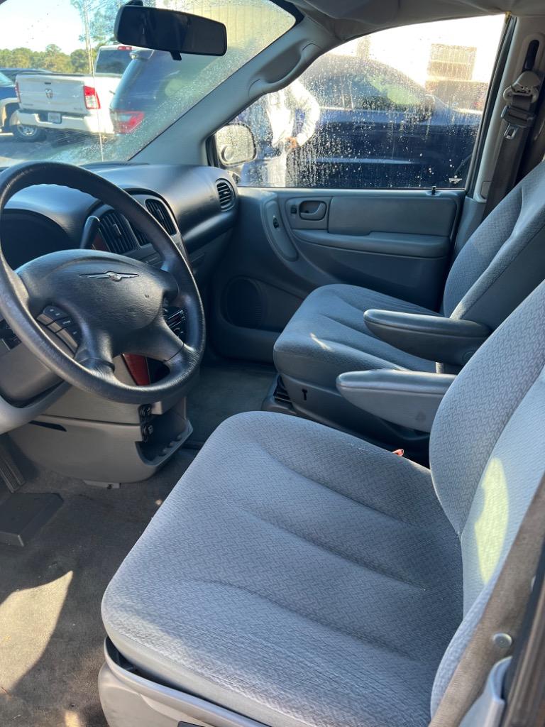 2006 CHRYSLER Town and Country Minivan - $2,995