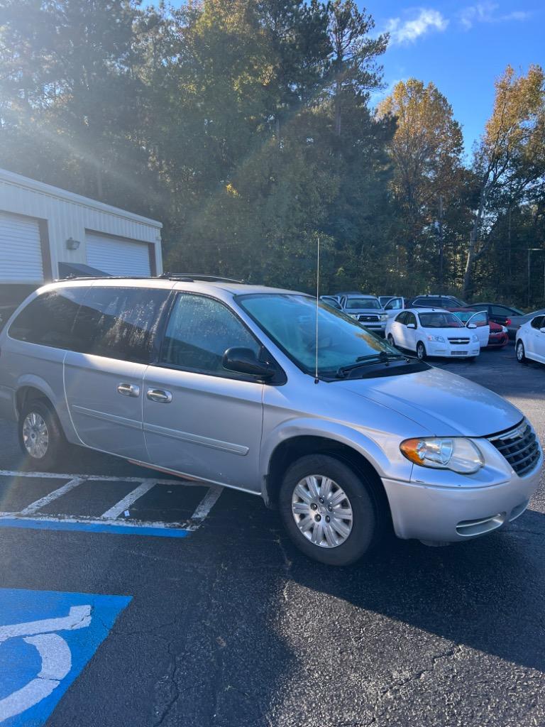 2006 CHRYSLER Town and Country Minivan - $2,995