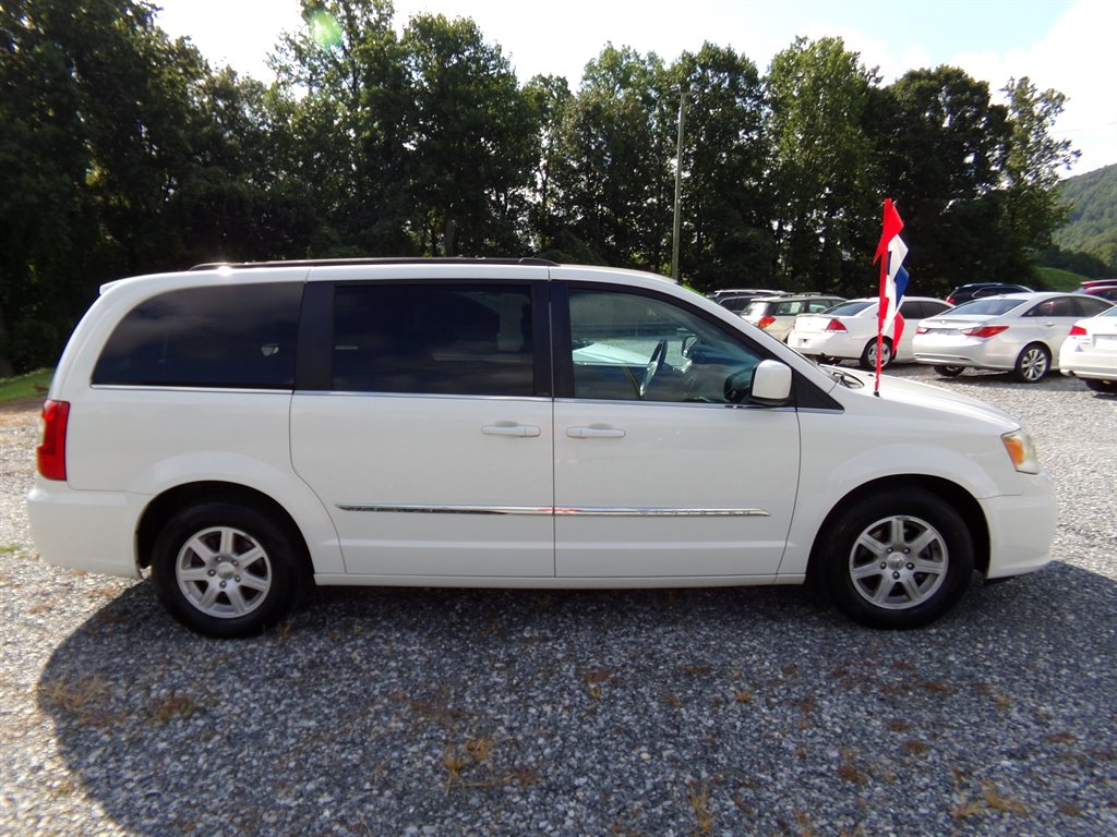 2013 Chrysler Town & Country - $5,495