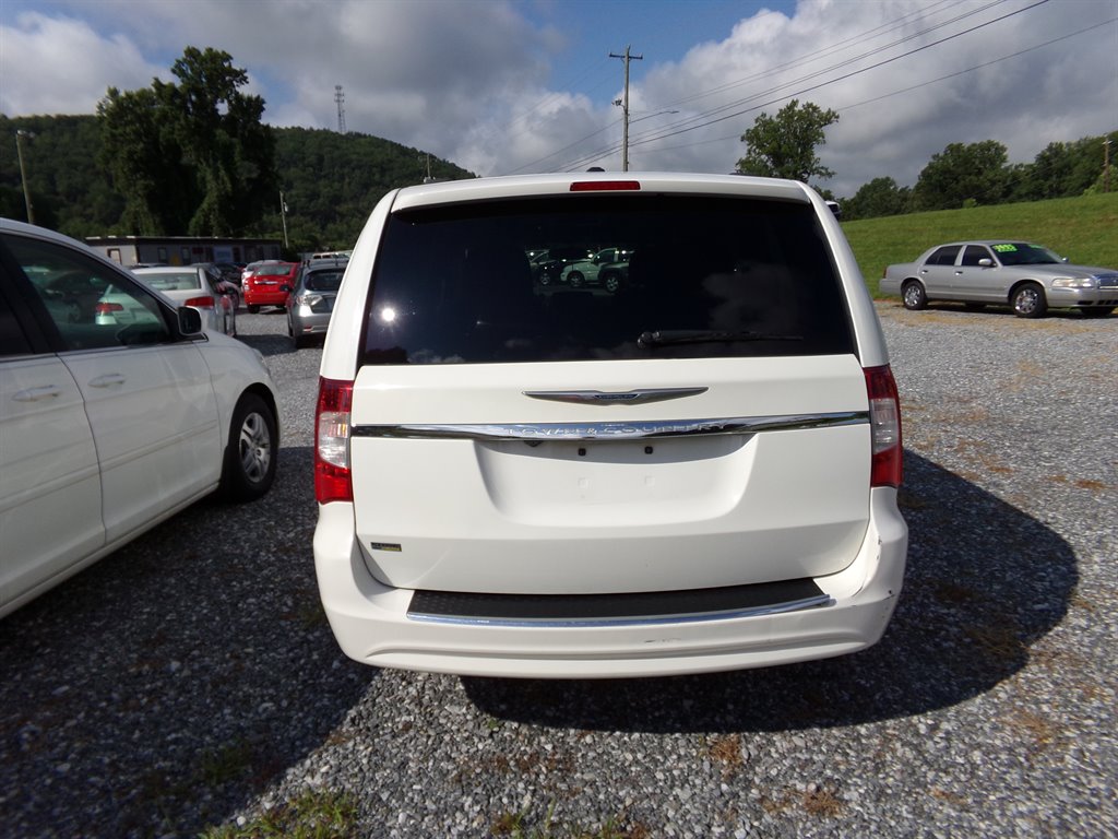 2013 Chrysler Town & Country - $5,495