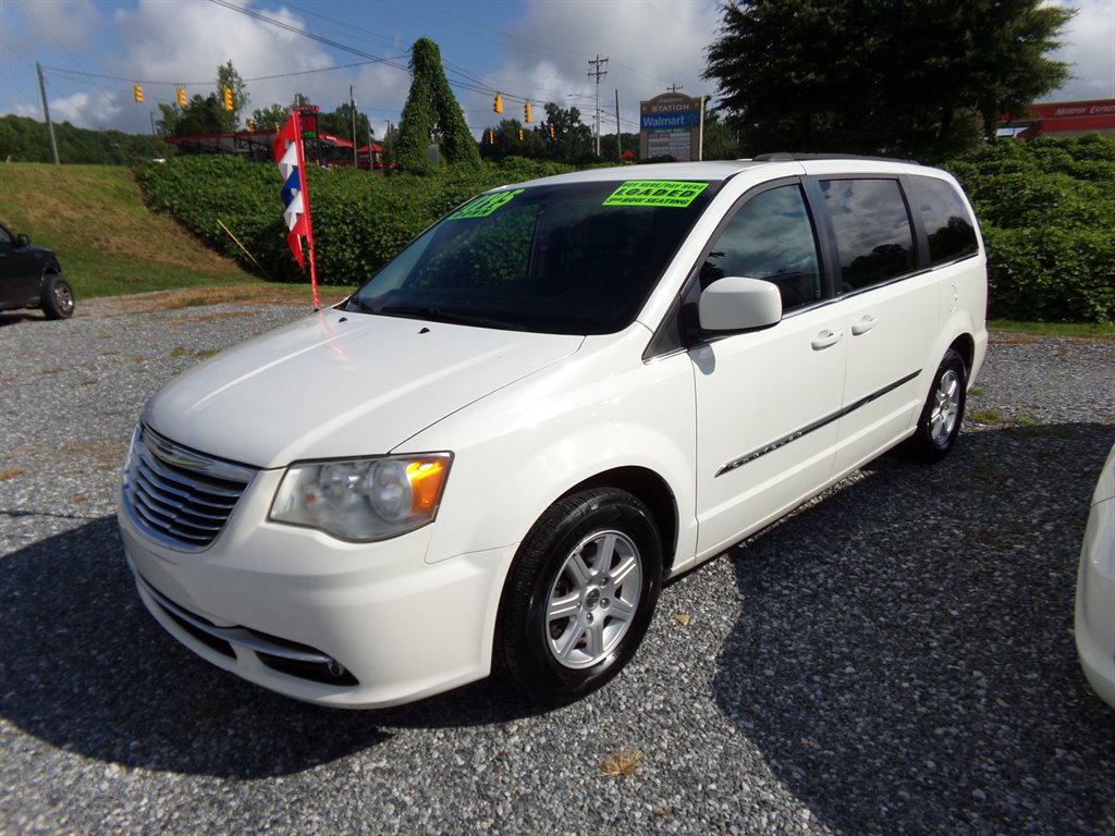 2013 Chrysler Town & Country - $5,495