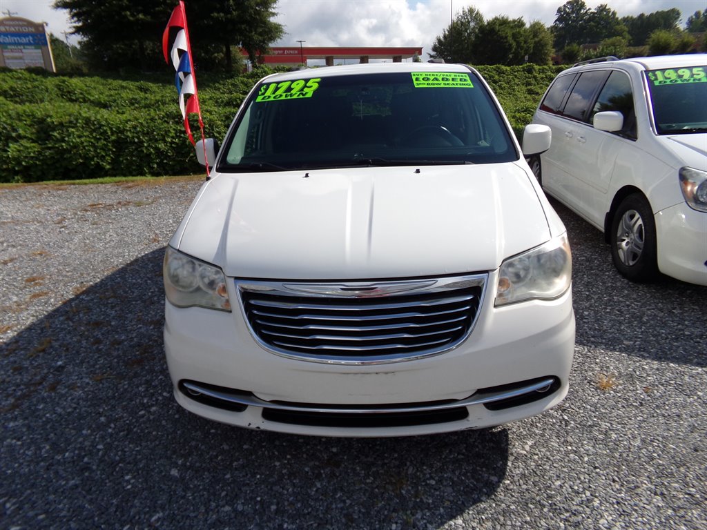 2013 Chrysler Town & Country - $5,495
